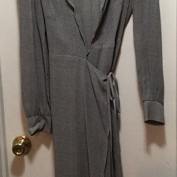 Reformation wrap dress size 0 - Picture 3 of 4